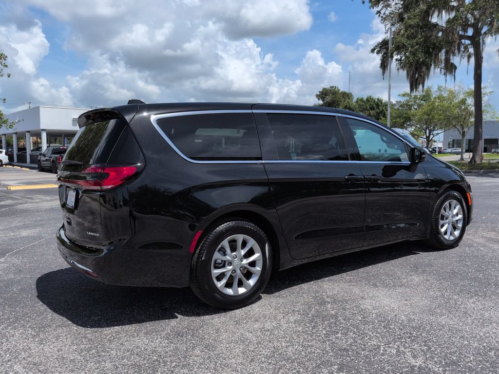 Used 2026 Chrysler Pacifica Limited FWD image 4