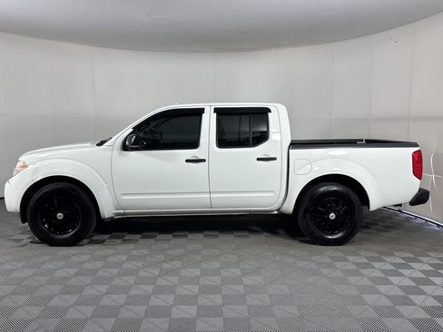 Used 2017 Nissan Frontier SV RWD image 2
