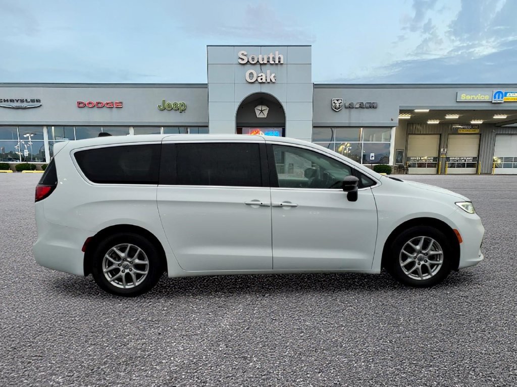 Certified 2024 Chrysler Pacifica Touring-L FWD image 2