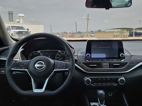 Used 2024 Nissan Altima 2.5 SV FWD image 14