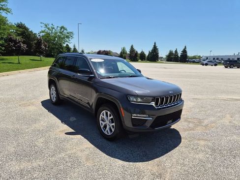 Used 2022 Jeep Grand Cherokee Limited w/ Trailer Tow Prep Group (B) AWD/4WD image 3