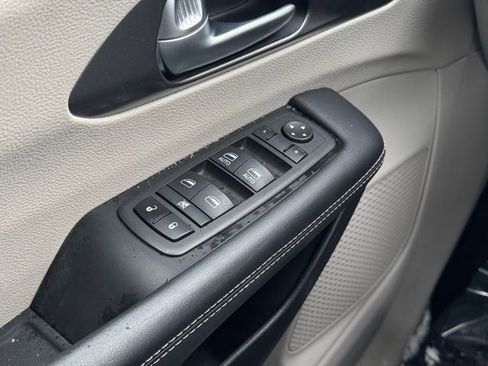 Used 2024 Chrysler Pacifica Touring-L image 31