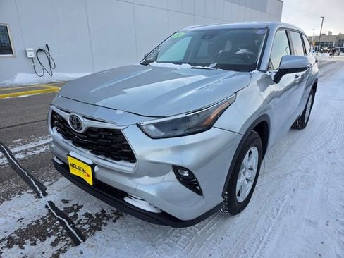 Used 2024 Toyota Highlander LE image 2