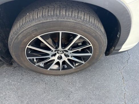 Used 2017 Toyota Highlander XLE image 19