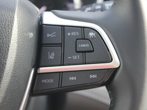 Used 2024 Toyota Highlander XLE AWD/4WD image 16