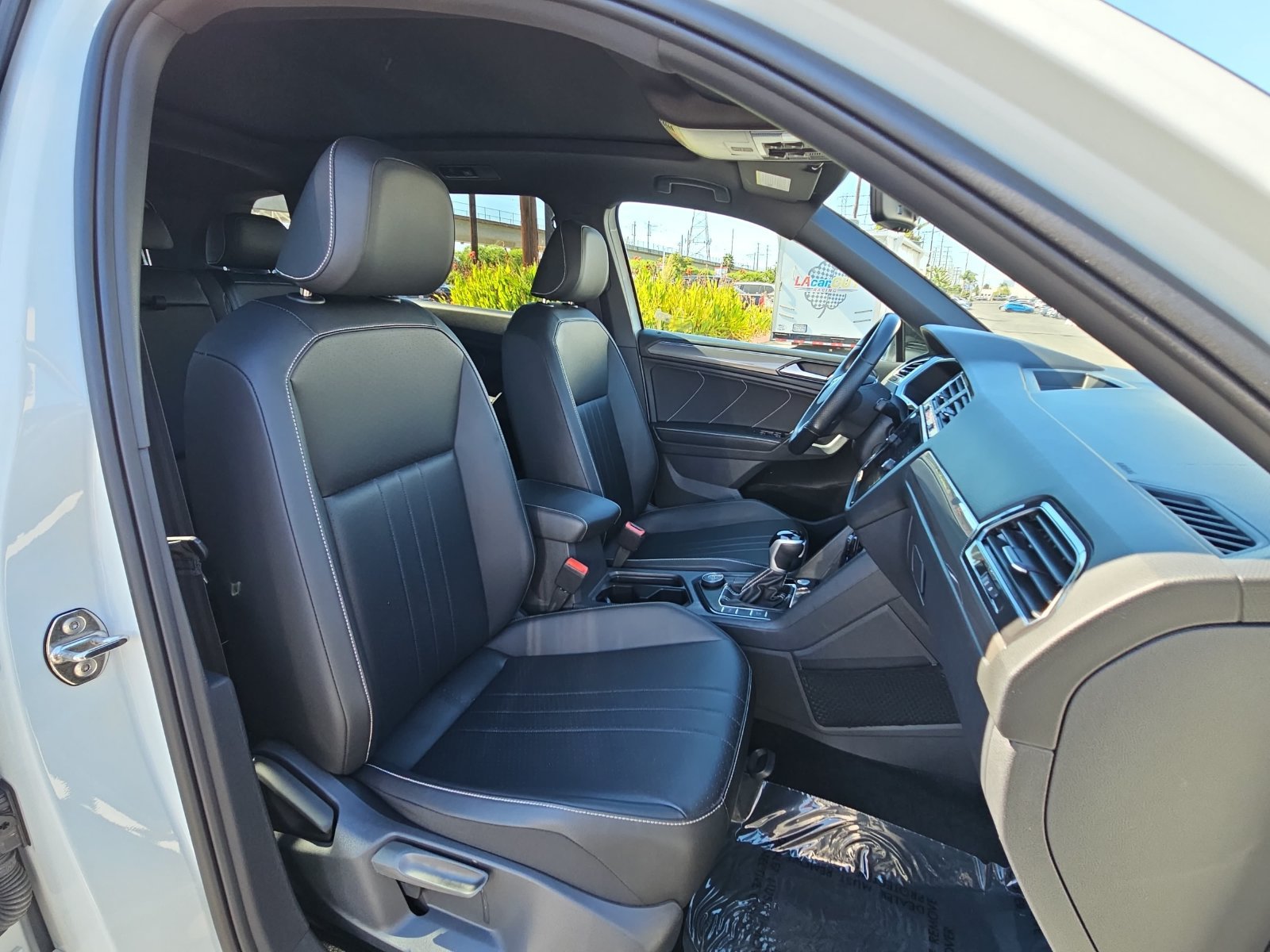 Certified 2023 Volkswagen Tiguan SE R-Line AWD/4WD image 10