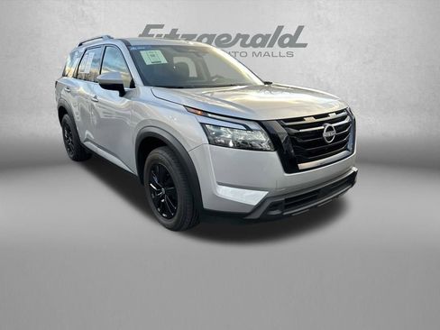 Used 2024 Nissan Pathfinder SV image 1