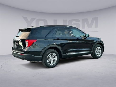 Used 2022 Ford Explorer XLT image 3