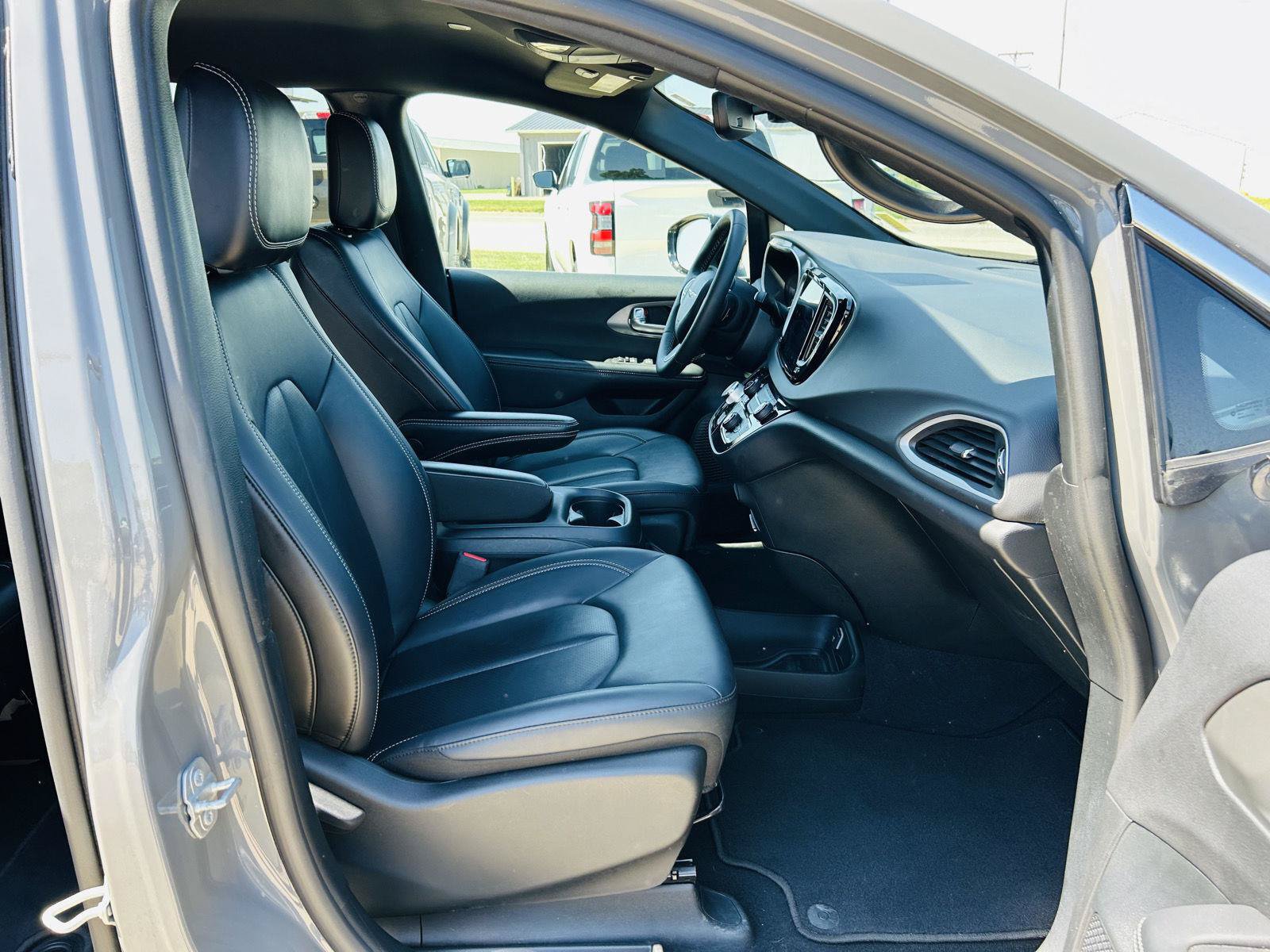 Used 2025 Chrysler Pacifica Select FWD image 33