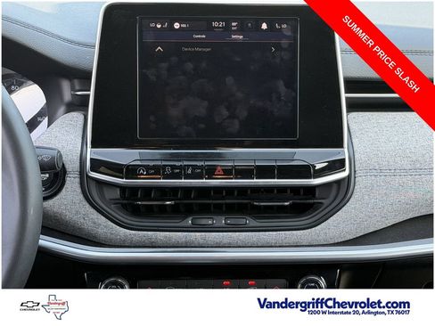 Used 2025 Jeep Compass Latitude w/ Sun & Sound Group AWD/4WD image 16