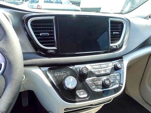 Used 2023 Chrysler Pacifica Touring-L FWD image 18