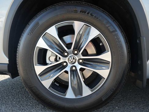 Used 2022 Toyota Highlander XLE AWD/4WD image 12