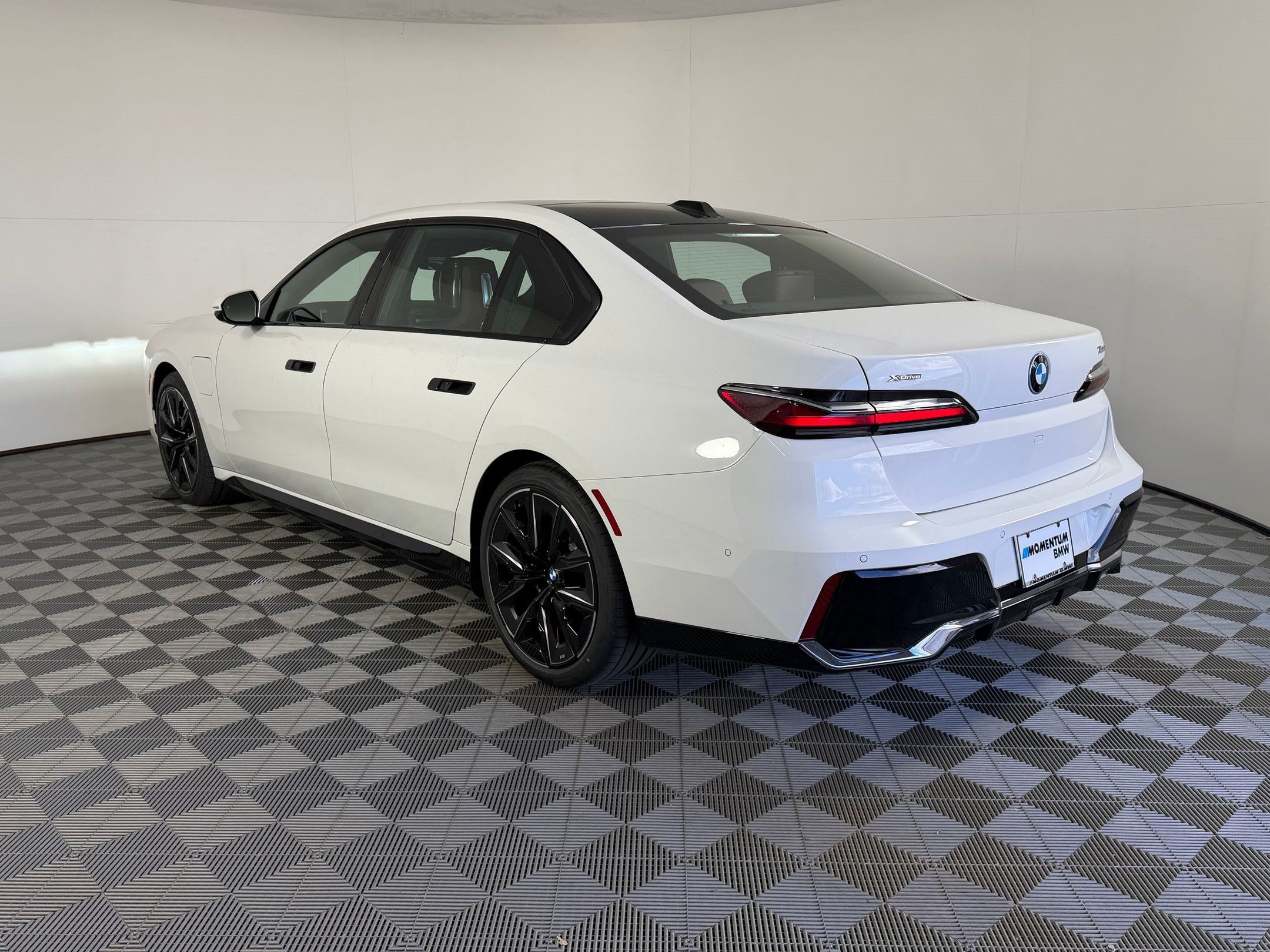 Used 2026 BMW 750e xDrive w/ Executive Package AWD/4WD image 3