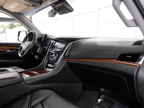 Used 2019 Cadillac Escalade ESV Luxury image 10