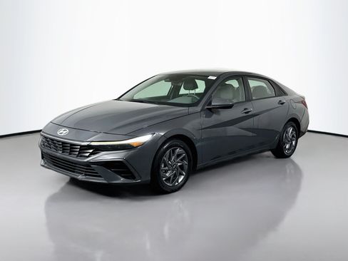 Used 2024 Hyundai Elantra SEL FWD image 4