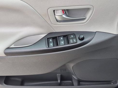 Used 2020 Toyota Sienna LE FWD image 20