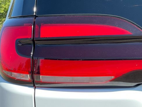 Used 2024 Chrysler Pacifica Touring-L FWD image 44
