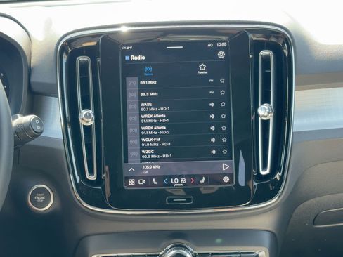 Certified 2024 Volvo XC40 B5 Core image 21