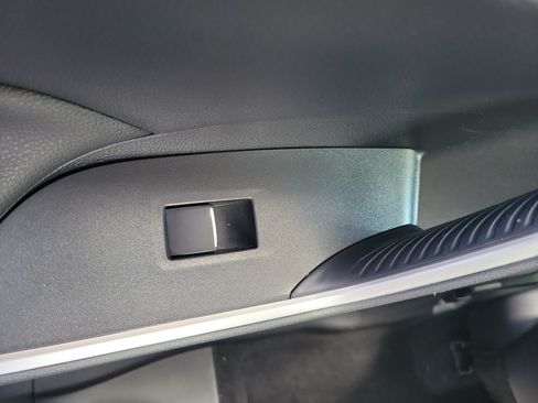 Used 2019 Toyota RAV4 XLE Premium FWD image 12