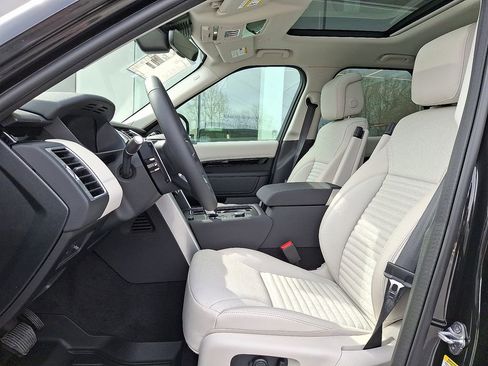 New 2026 Land Rover Discovery S image 9