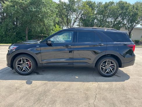 Used 2025 Ford Explorer ST-Line w/ ST-Line Street Pack AWD/4WD image 2
