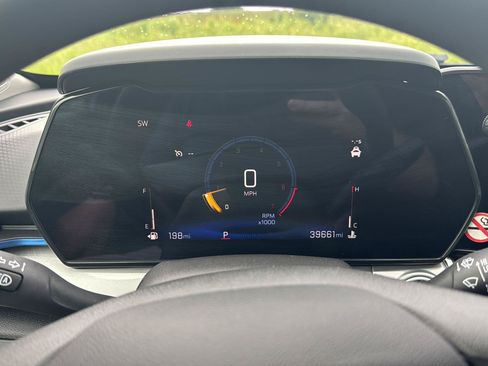 Used 2025 Chevrolet Trax LT FWD image 14