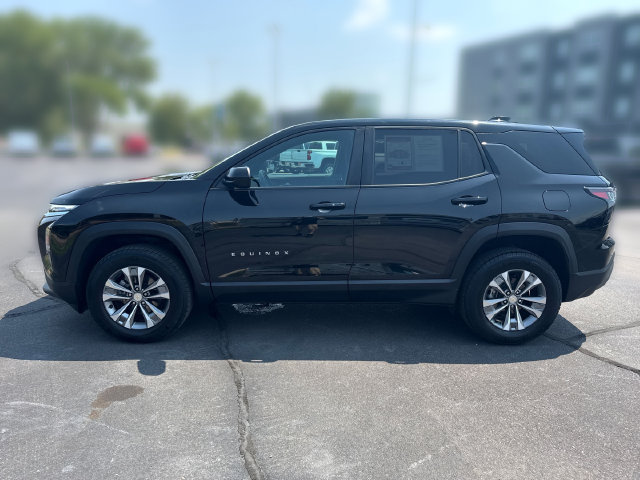 Used 2025 Chevrolet Equinox LT AWD/4WD image 2