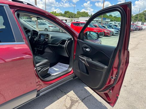 Used 2019 Jeep Cherokee Latitude Plus w/ Cold Weather Group AWD/4WD image 11