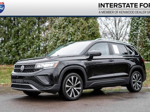 Used 2023 Volkswagen Taos SE image 1
