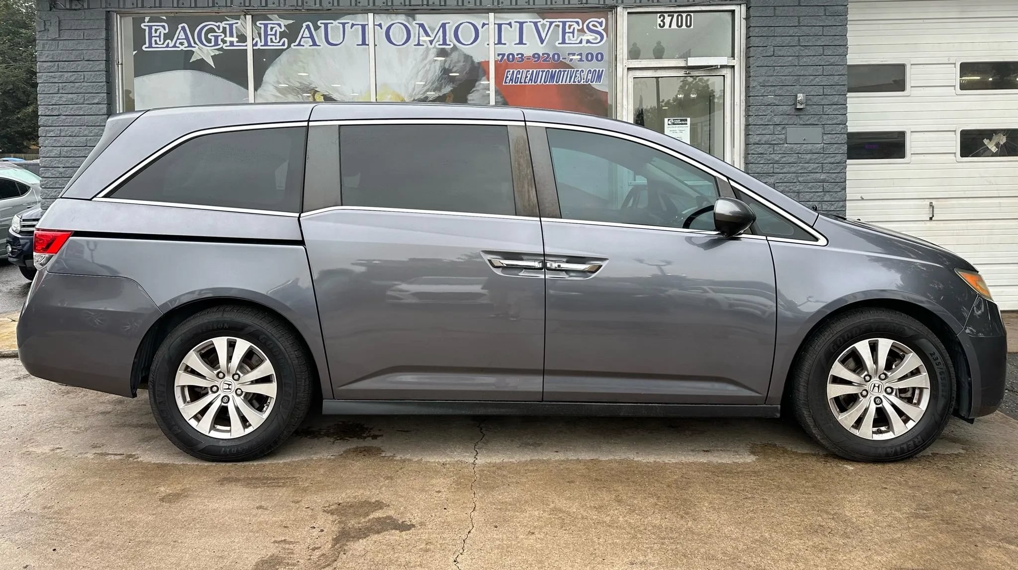 Used 2016 Honda Odyssey SE image 2
