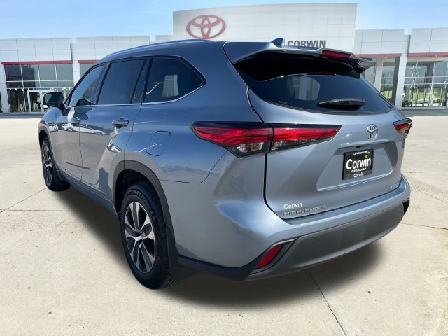 Used 2021 Toyota Highlander XLE AWD/4WD image 3