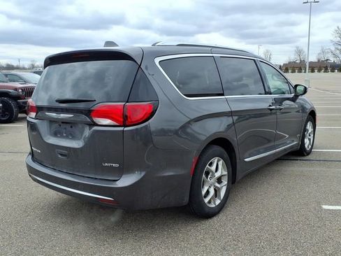 Used 2018 Chrysler Pacifica Limited image 3