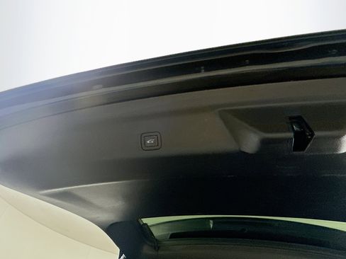 Used 2024 Chevrolet Suburban Premier image 31