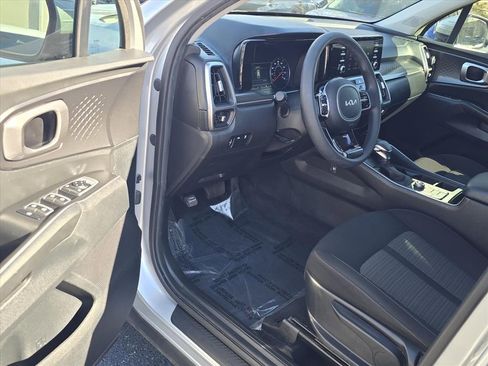 Used 2022 Kia Sorento LX image 9