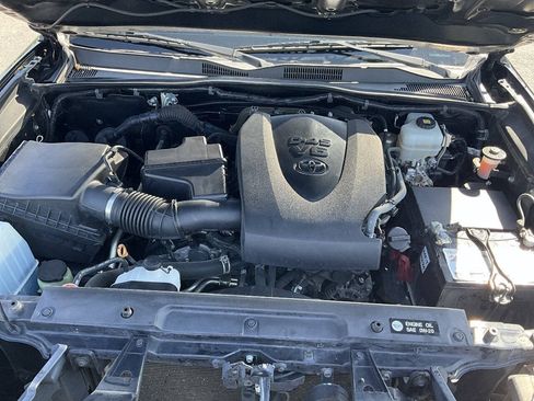 Used 2018 Toyota Tacoma TRD Off-Road AWD/4WD image 17