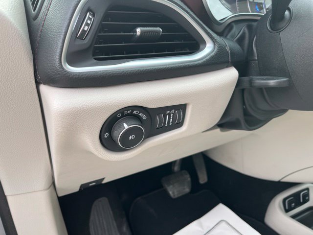 Used 2019 Chrysler Pacifica Limited FWD image 11