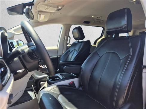 Used 2023 Chrysler Pacifica Touring-L FWD image 23