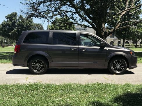 Used 2018 Dodge Grand Caravan SE FWD image 3