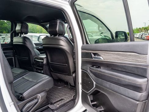 Used 2024 Jeep Wagoneer L Series II w/ Flexible Seating Group RWD image 14