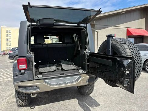 Used 2017 Jeep Wrangler Unlimited Sahara AWD/4WD image 10