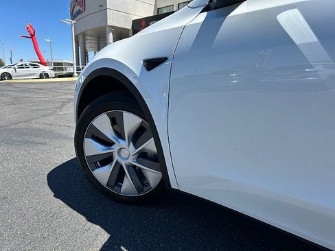 Used 2023 Tesla Model Y Long Range AWD/4WD image 8
