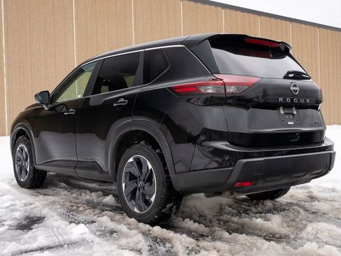 Used 2024 Nissan Rogue SV image 7