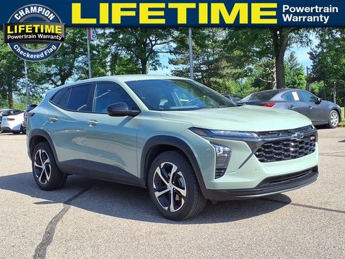 Used 2024 Chevrolet Trax RS w/ Driver Confidence Package FWD image 3