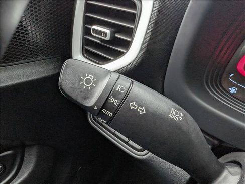 Certified 2025 Hyundai Venue Limited FWD image 28
