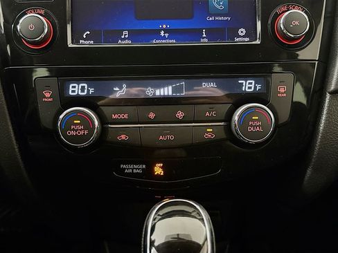 Used 2018 Nissan Rogue SV image 15