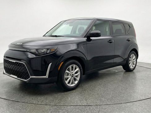 Used 2025 Kia Soul LX w/ LX Technology Package FWD image 3