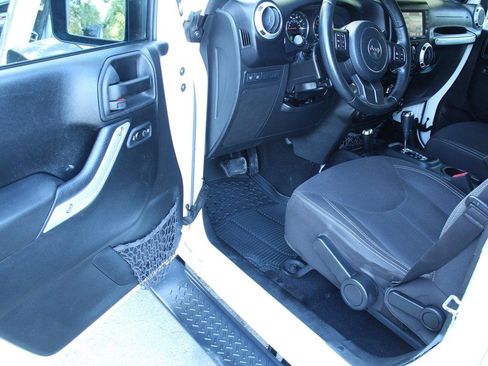 Used 2017 Jeep Wrangler Unlimited Rubicon w/ Connectivity Group AWD/4WD image 15