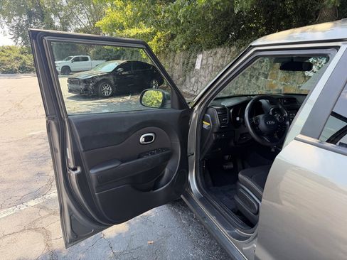 Used 2018 Kia Soul w/ Convenience Package FWD image 9