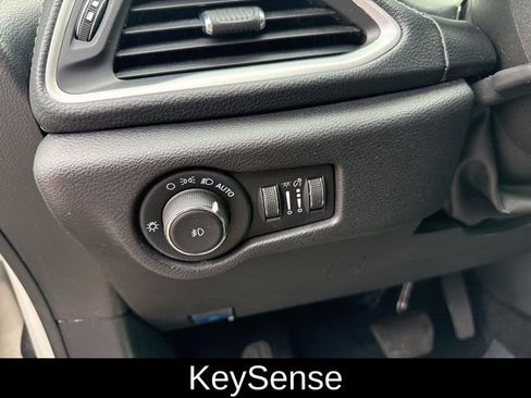 Used 2021 Chrysler Pacifica Touring w/ Uconnect Theater Family Group image 23