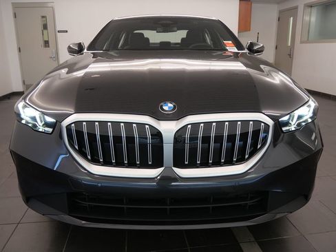 Used 2025 BMW 530i w/ Premium Package image 9